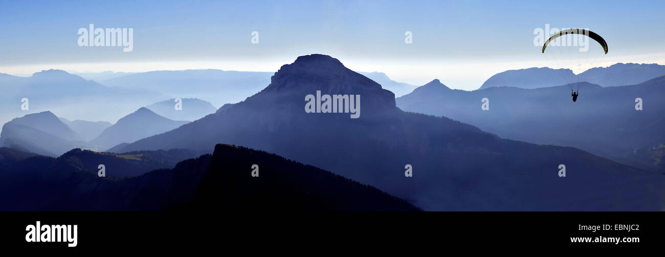 Landschaft und Handglider im Naturpark der Chartreuse, Alpen, Frankreich, Grenoble Stockfoto