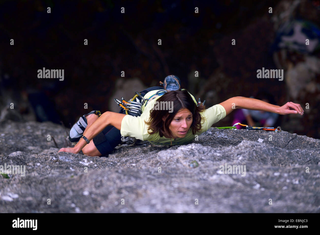 Mädchen klettern über Moutiers Dorf in Savoyen, Frankreich, Savoie Stockfoto