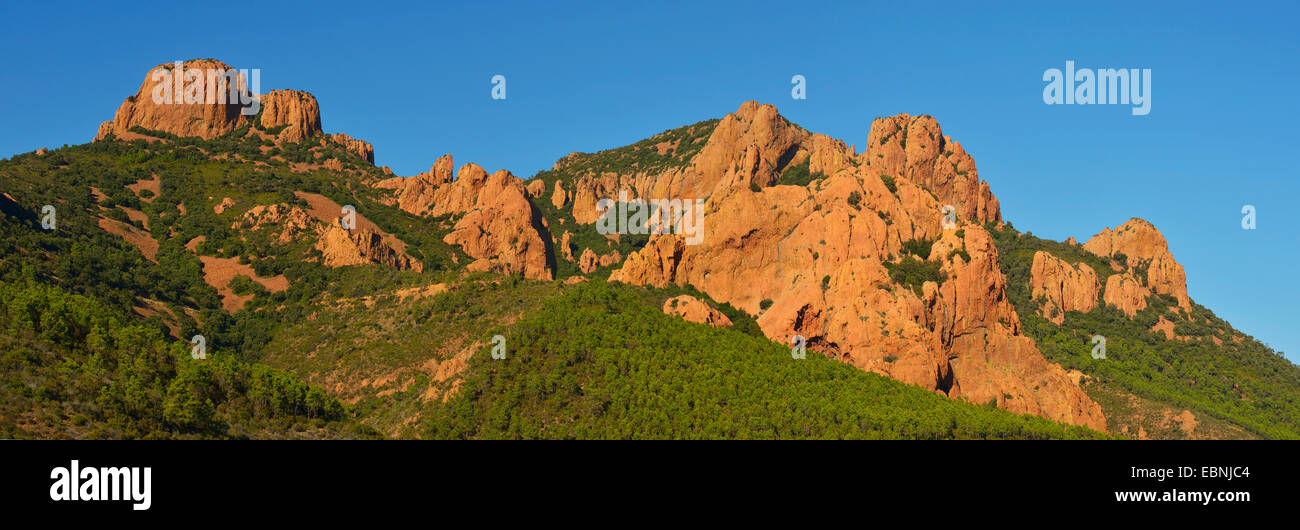 Esterel-Küste in der Nähe der Felsen namens Saint Barthelemy, südöstlich von Saint-Raphaël, Frankreich, France Stockfoto