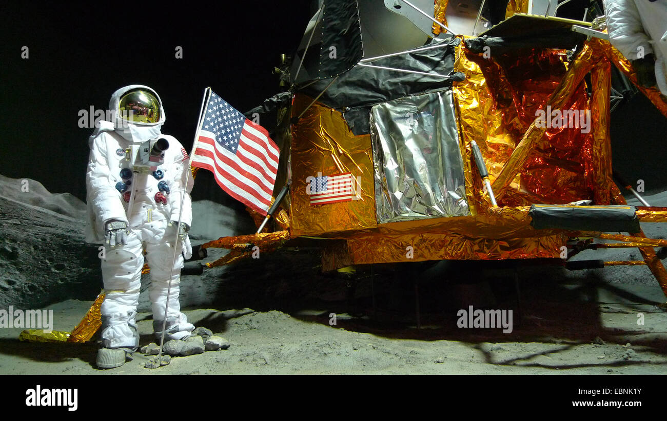 Astronaut mit der amerikanischen Flagge und Sonde auf dem Mond Stockfoto