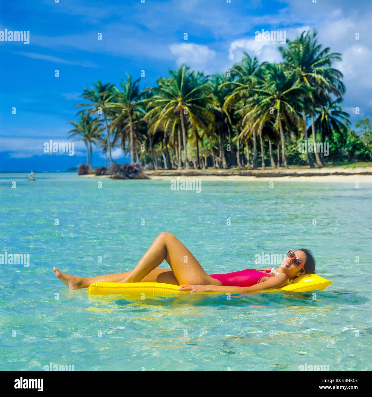 Junge Frau Sonnenbaden Auf Luftmatratze Karibik Guadeloupe Franzosisch Westindien Stockfotografie Alamy