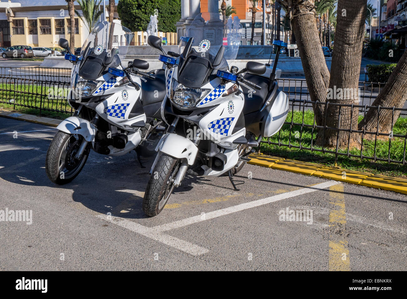 Zwei spanische Polizei Motorräder geparkt außerhalb der örtlichen Polizeidienststelle Stockfoto