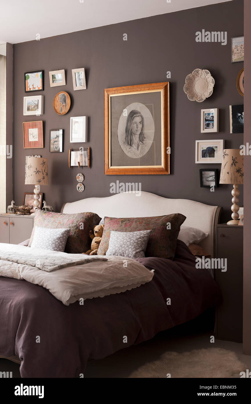 Coco-Bett aus The Sleep Room mit print Kissen aus Minze. Die Steppdecke und Bettdecke stammen von Caravane in Parisand die Wände sind Schmerzen Stockfoto