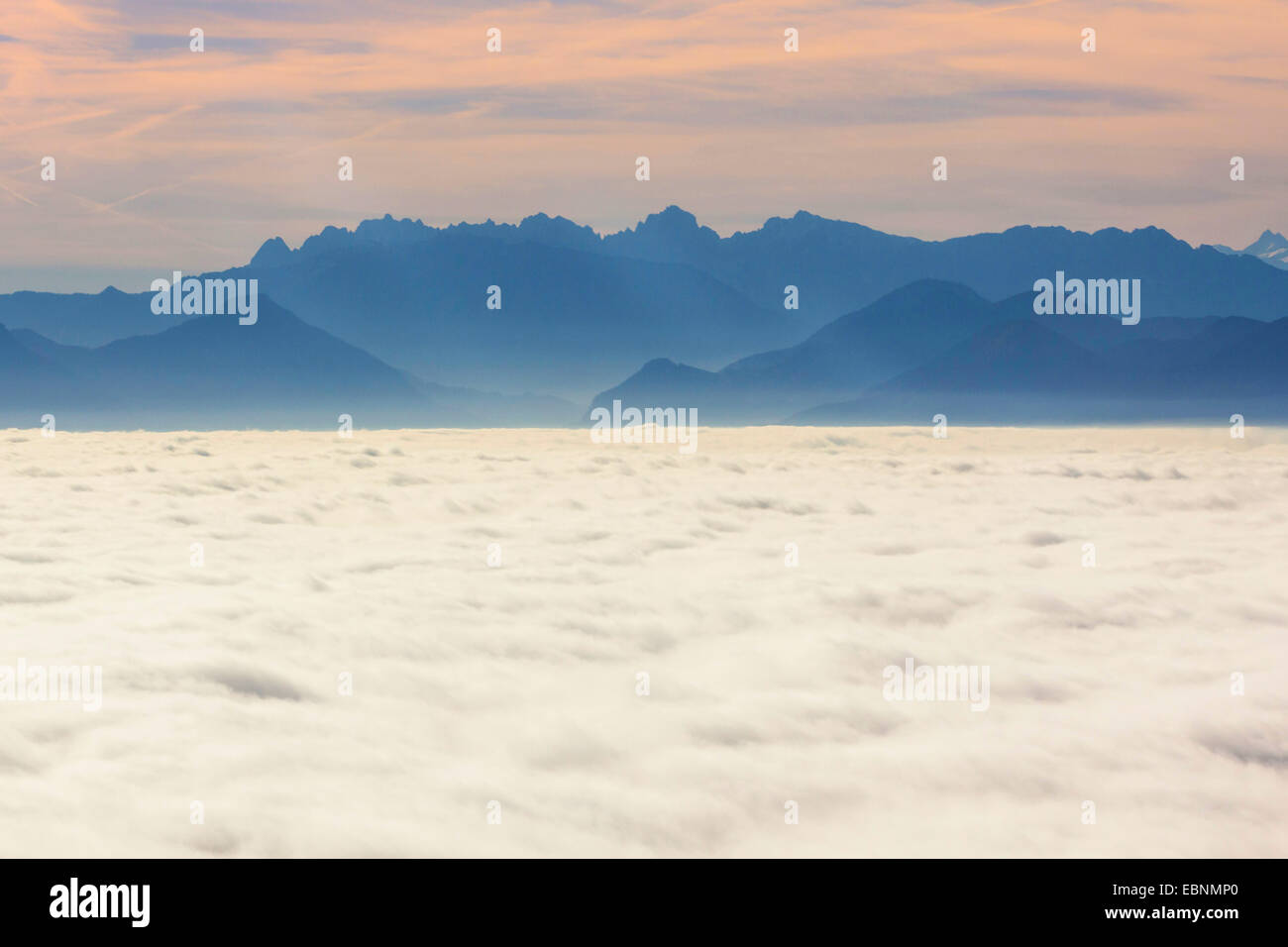 Wilder Kaiser Mountain Ridge stehend aus Wolkendecke, Österreich, Tirol, Kaisergebirge Stockfoto
