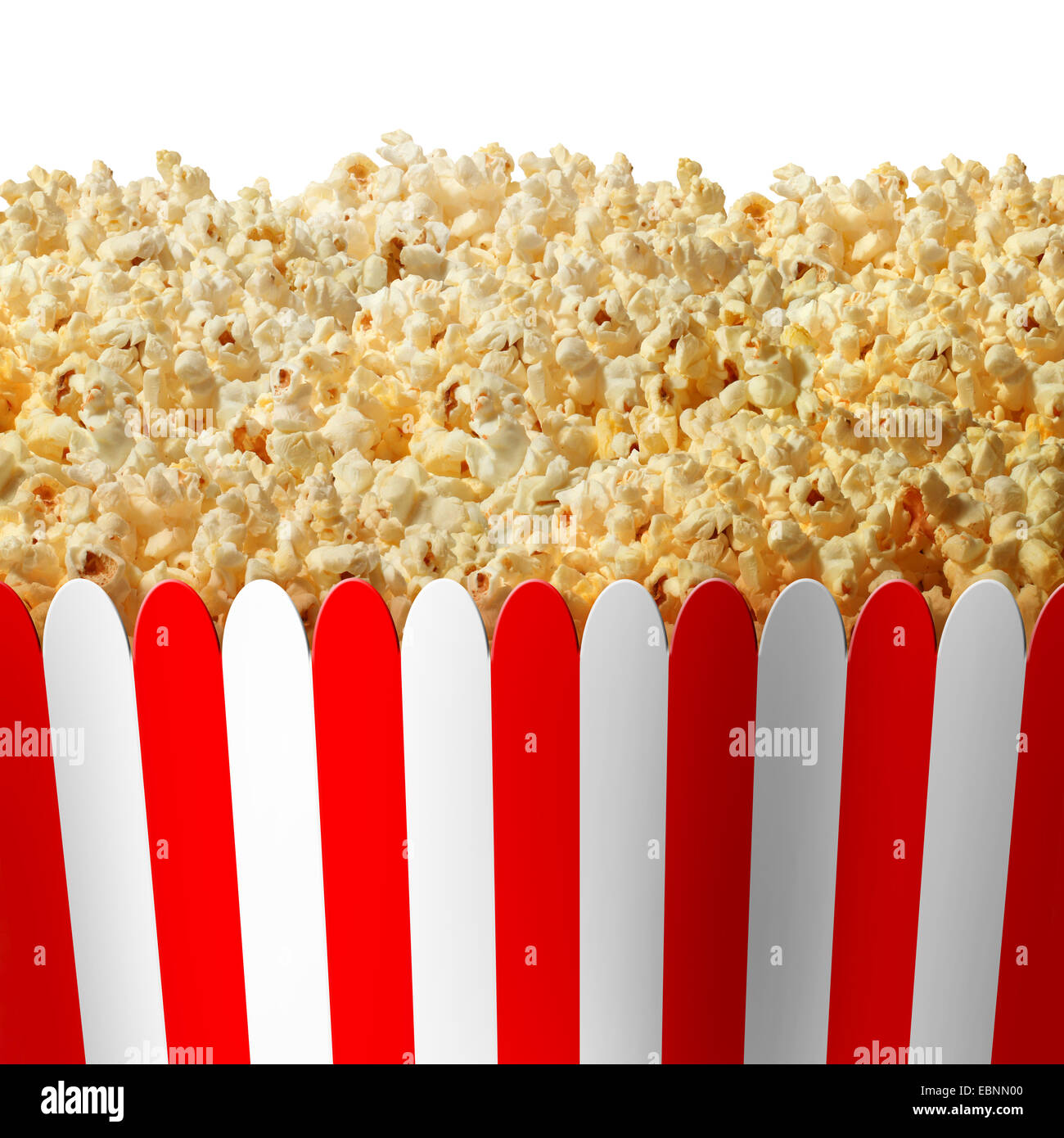 Popcorn-Box in gestreiften rote und weiße klassische Container isoliert auf einem weißen Hintergrund als Unterhaltung Symbol für die Vorbereitung auf ein wichtiges Ereignis im Fernsehen oder im Kino zu sehen. Stockfoto