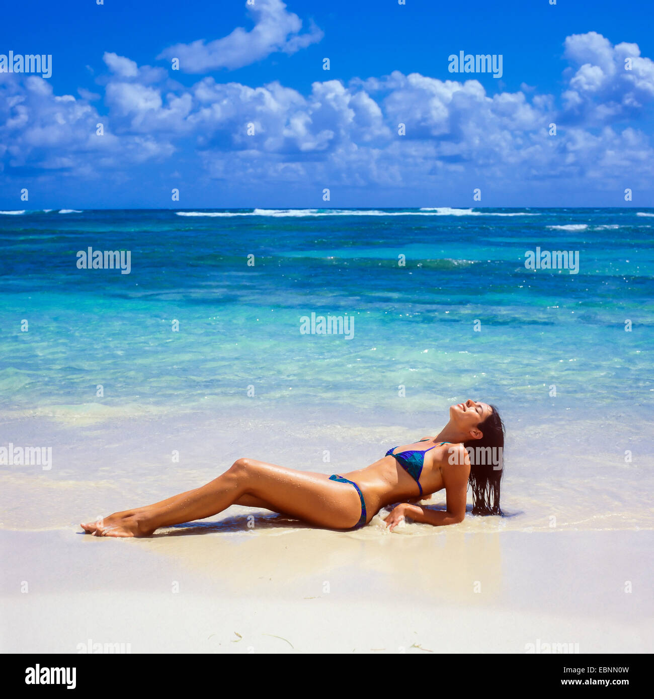 Junge Frau Sonnenbaden Am Karibik Strand Guadeloupe Franzosisch Westindien Stockfotografie Alamy