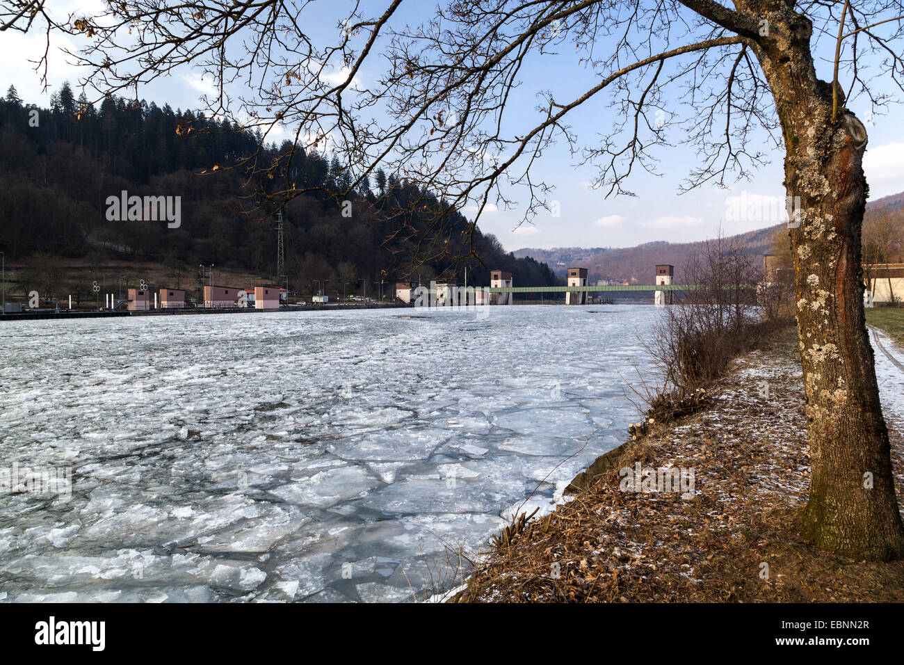 Treibeis auf dem Neckar an die Watergate-Rockenau, Deutschland, Baden-Württemberg, Neckartal, Eberbach Stockfoto