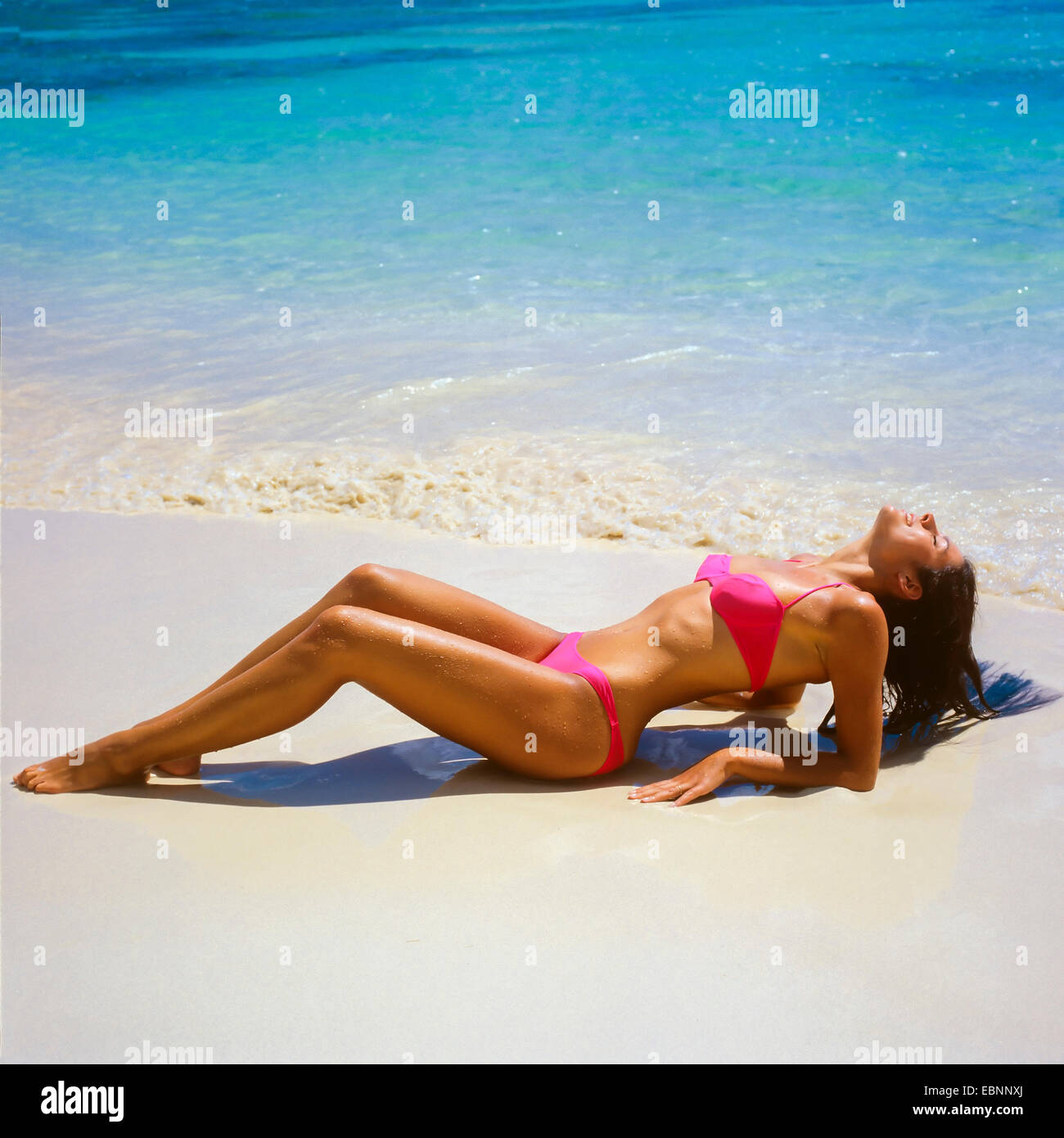 Junge Frau Sonnenbaden Am Karibik Strand Guadeloupe Franzosisch Westindien Stockfotografie Alamy