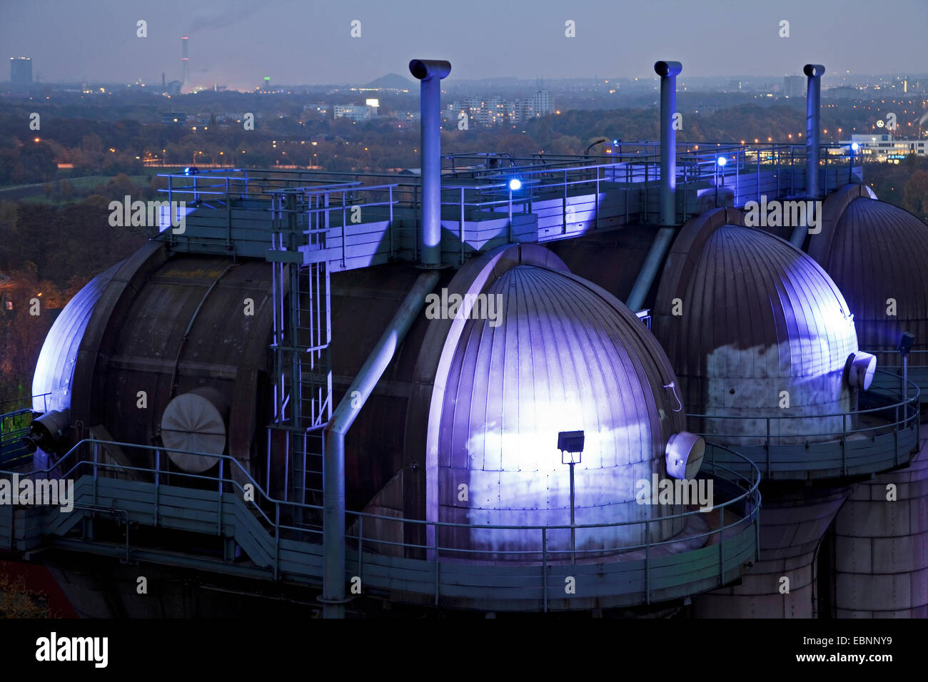 Blick vom Hochofen 5 zum beleuchteten ehemaligen Stahlwerks in der Nacht, Landschaftspark Duisburg-Nord, Deutschland, Nordrhein-Westfalen, Ruhrgebiet, Duisburg Stockfoto