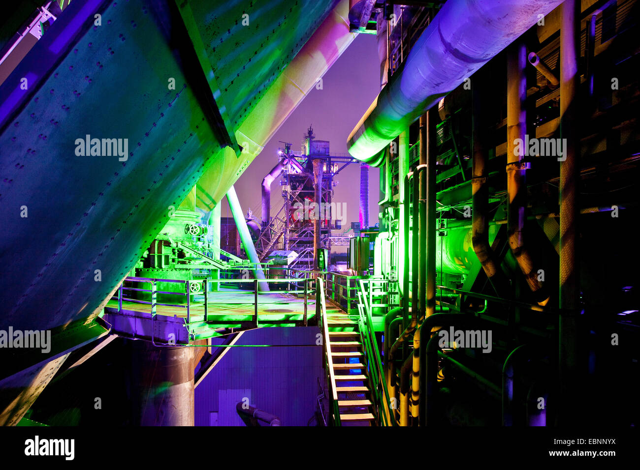 Nachtbeleuchtung ehemaligen Stahlwerks, Landschaftspark Duisburg-Nord, Deutschland, Nordrhein-Westfalen, Ruhrgebiet, Duisburg Stockfoto