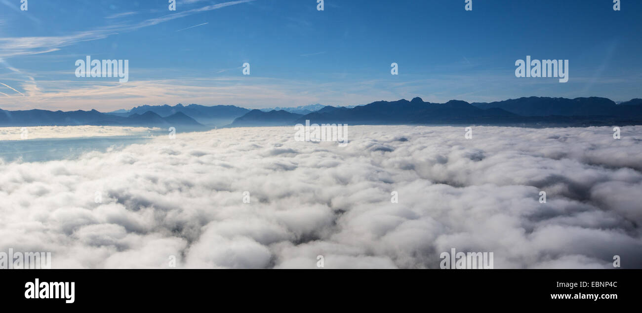 Luftbild, niedrige Stratus, die Alpen mit Inntal Tal und Wendelstein in Hintergrund, Deutschland, Bayern Stockfoto