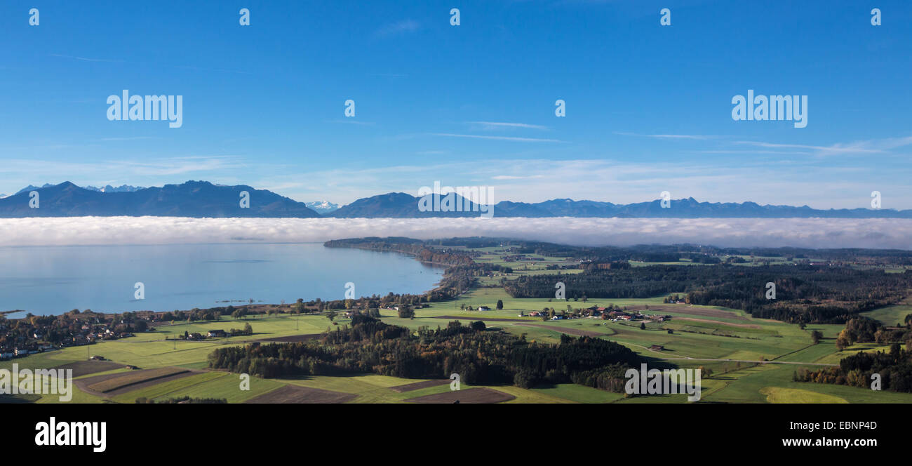 Blick zum See Chiemsee mit niedrigen Stratus, den Alpen im Hintergrund, Deutschland, Bayern, See Chiemsee Stockfoto