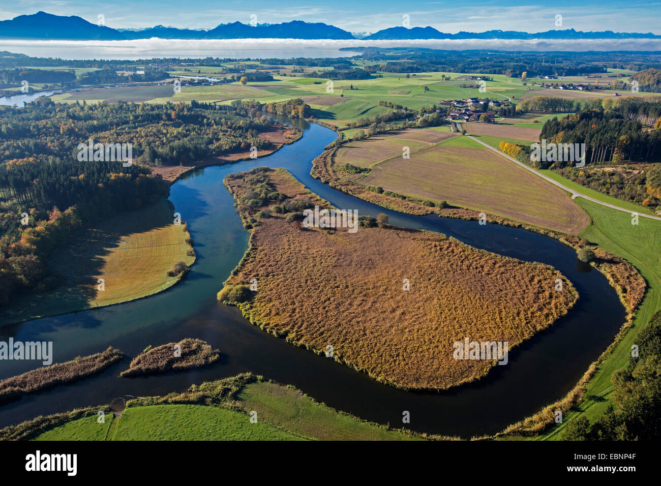 Luftbild, Fluss Alz in der Nähe von Lake Chiemsee, die Alpen im Hintergrund, Deutschland, Bayern, See Chiemsee Stockfoto