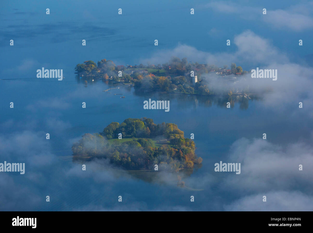 Luftaufnahme durch Wolken, Fraueninsel und Krautinsel, Deutschland, Bayern, See Chiemsee Stockfoto