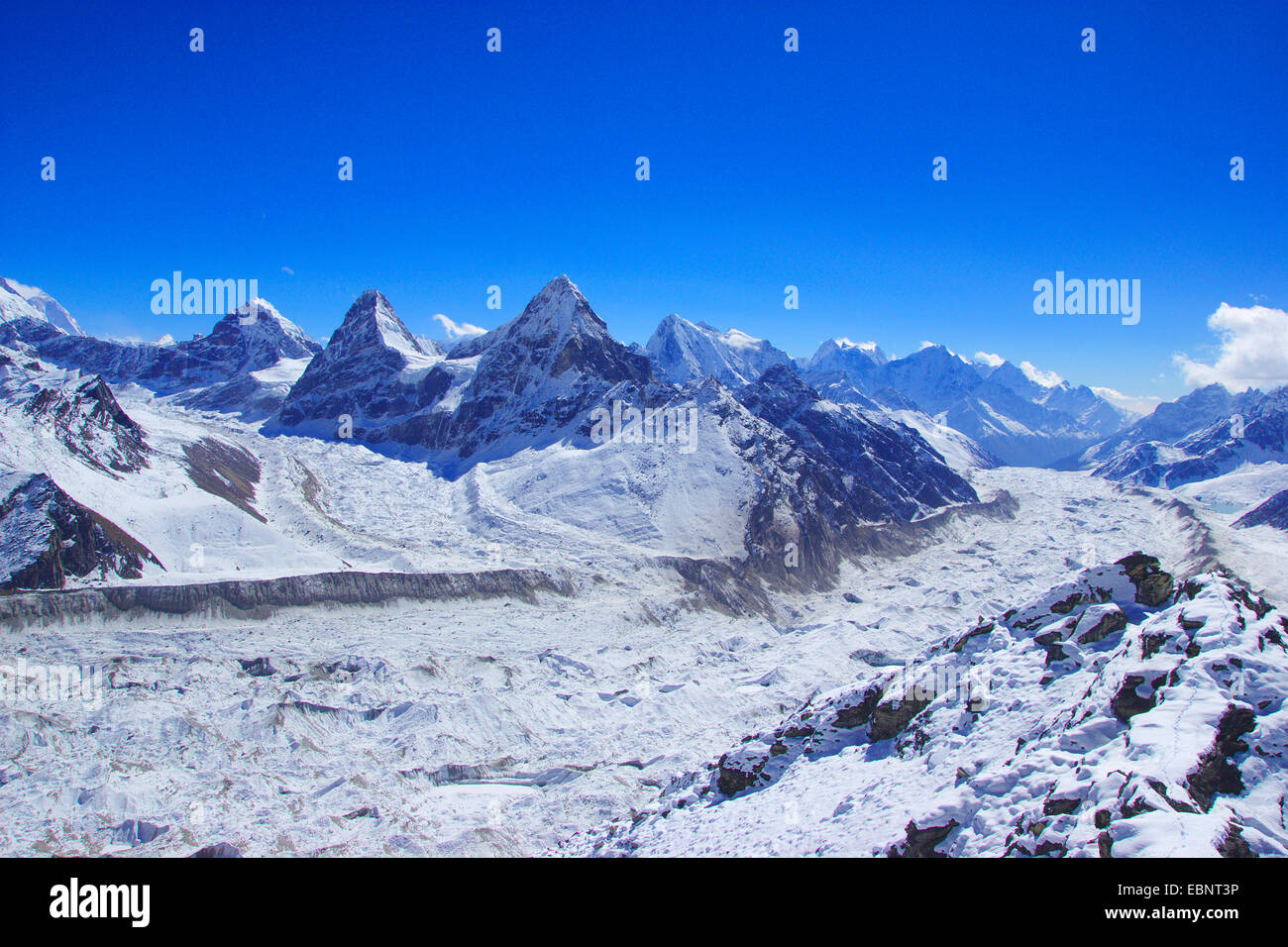 Nirekha, Kangchung (Ost, West), mit Ngozumba Gletscher, aus Ngozumba Tse, Nepal, Himalaya, Khumbu Himal Stockfoto