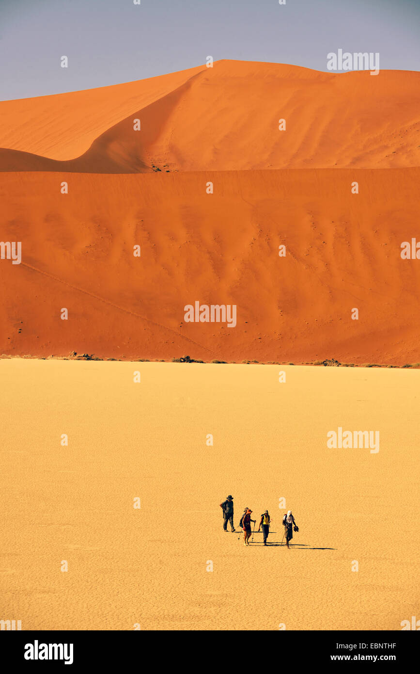 Wanderer am Deadvlei im Namib Naukluft Nationalpark, Namibia, Namib Naukluft National Park Stockfoto