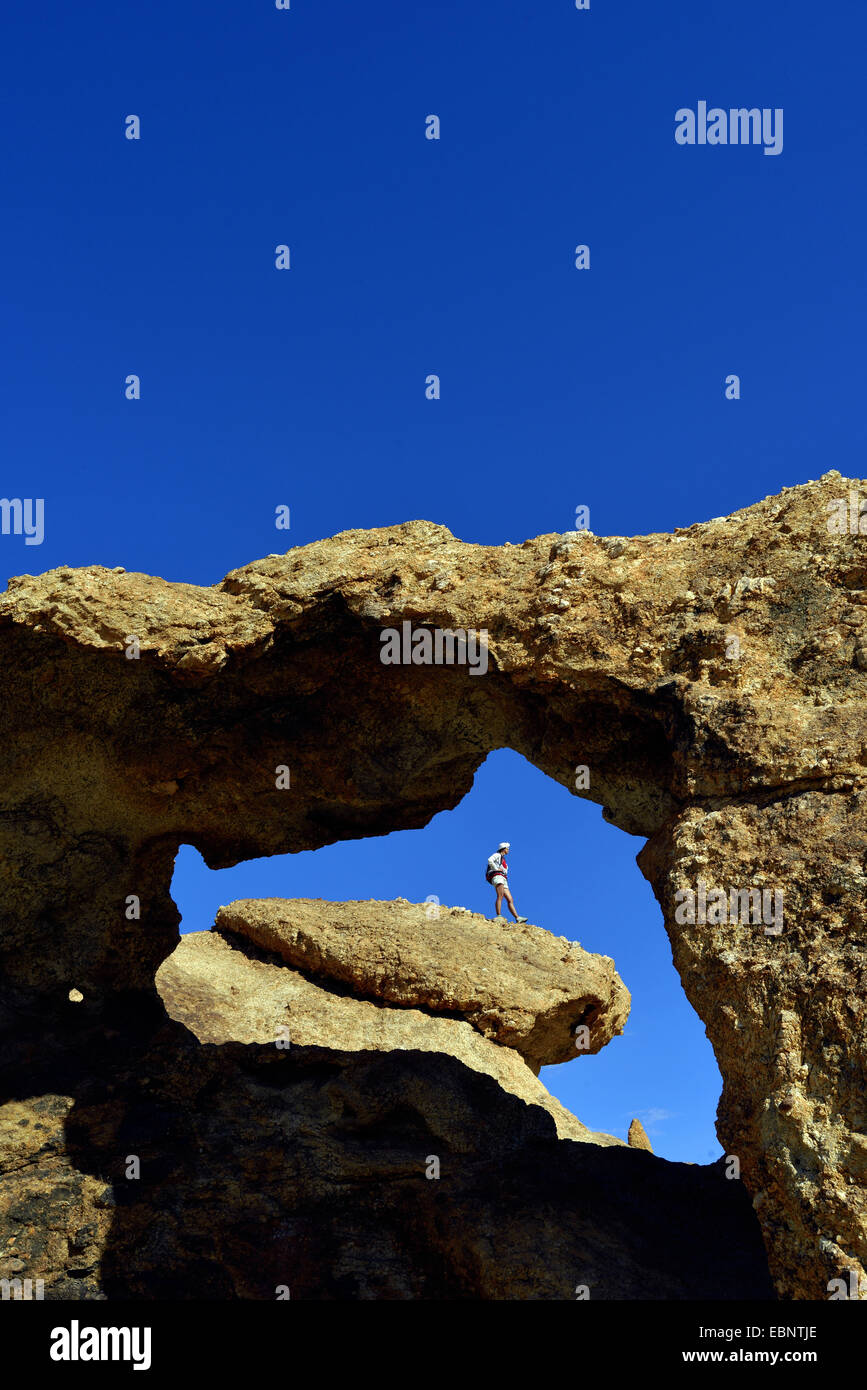 Felsbogen im Nationalpark der Naukluft in der Wüste von Namibia, Namibia, Namib Naukluft National Park Stockfoto