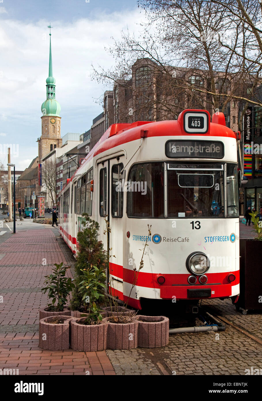 Café in einer alten Straßenbahn, Reinoldikirche im Hintergrund, Dortmund, Ruhrgebiet, Nordrhein-Westfalen, Deutschland Stockfoto