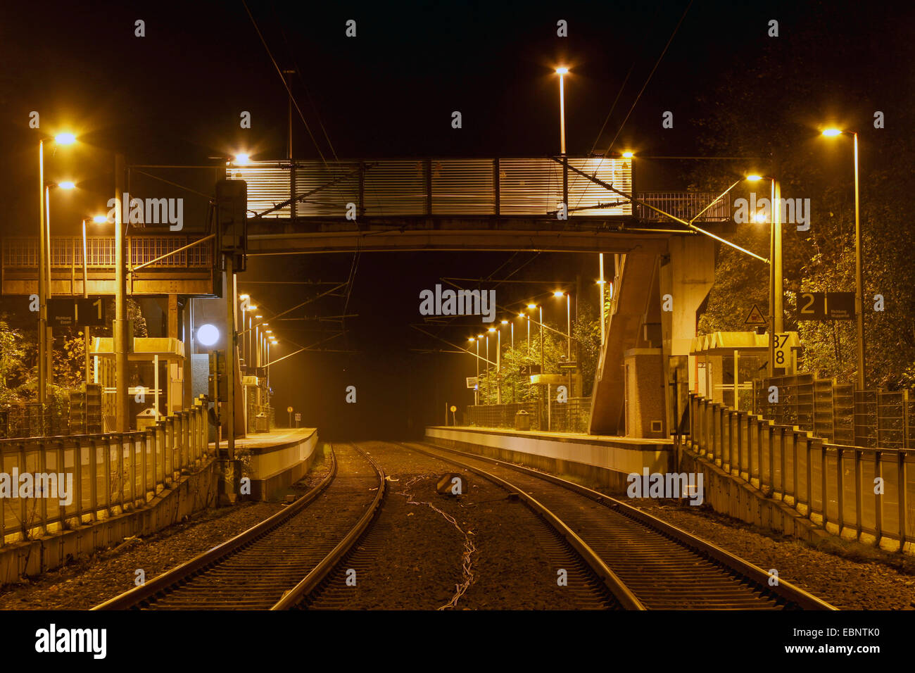 Bahnhof in Nummer S9 in Essen-Ueberruhr am Abend, Essen, Ruhrgebiet, NRW, Deutschland Stockfoto