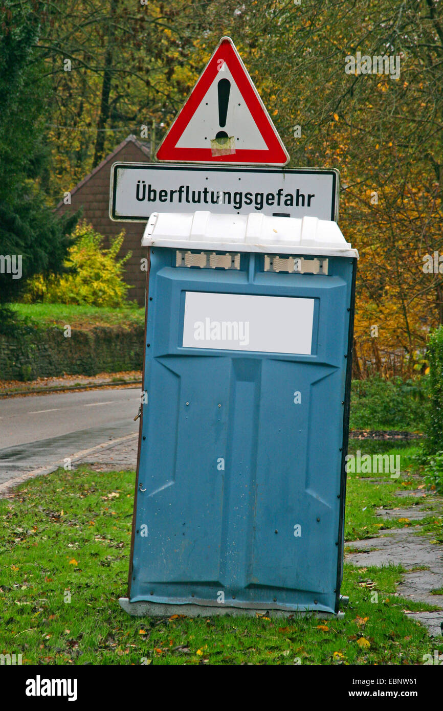 Verkehrszeichen zu überfluten, großgeschrieben und WC und tragbare Toilette, Deutschland Stockfoto