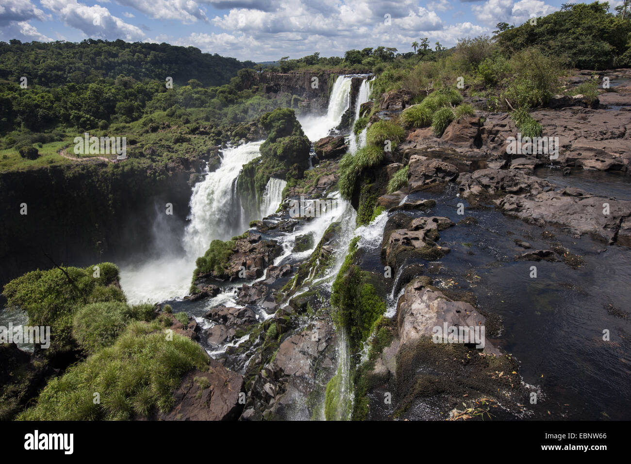 Iguazu-Wasserfälle. Spektakuläre Aussicht von einem der Gehwege. Stockfoto