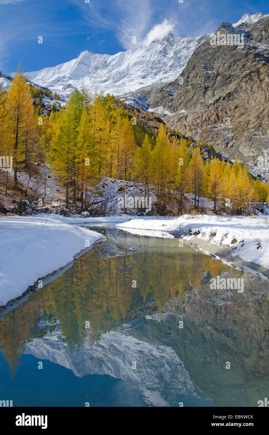 Saas Fee, Dom Mountain range Spiegelung in einer Schmelze Wasser Bucht des Feegletschers, Schweiz, Wallis Stockfoto