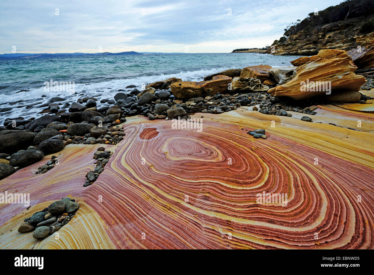 bunt bemalte Sandsteinfelsen an der Küste von Maria Island, Australien, Tasmanien, Rheban Stockfoto