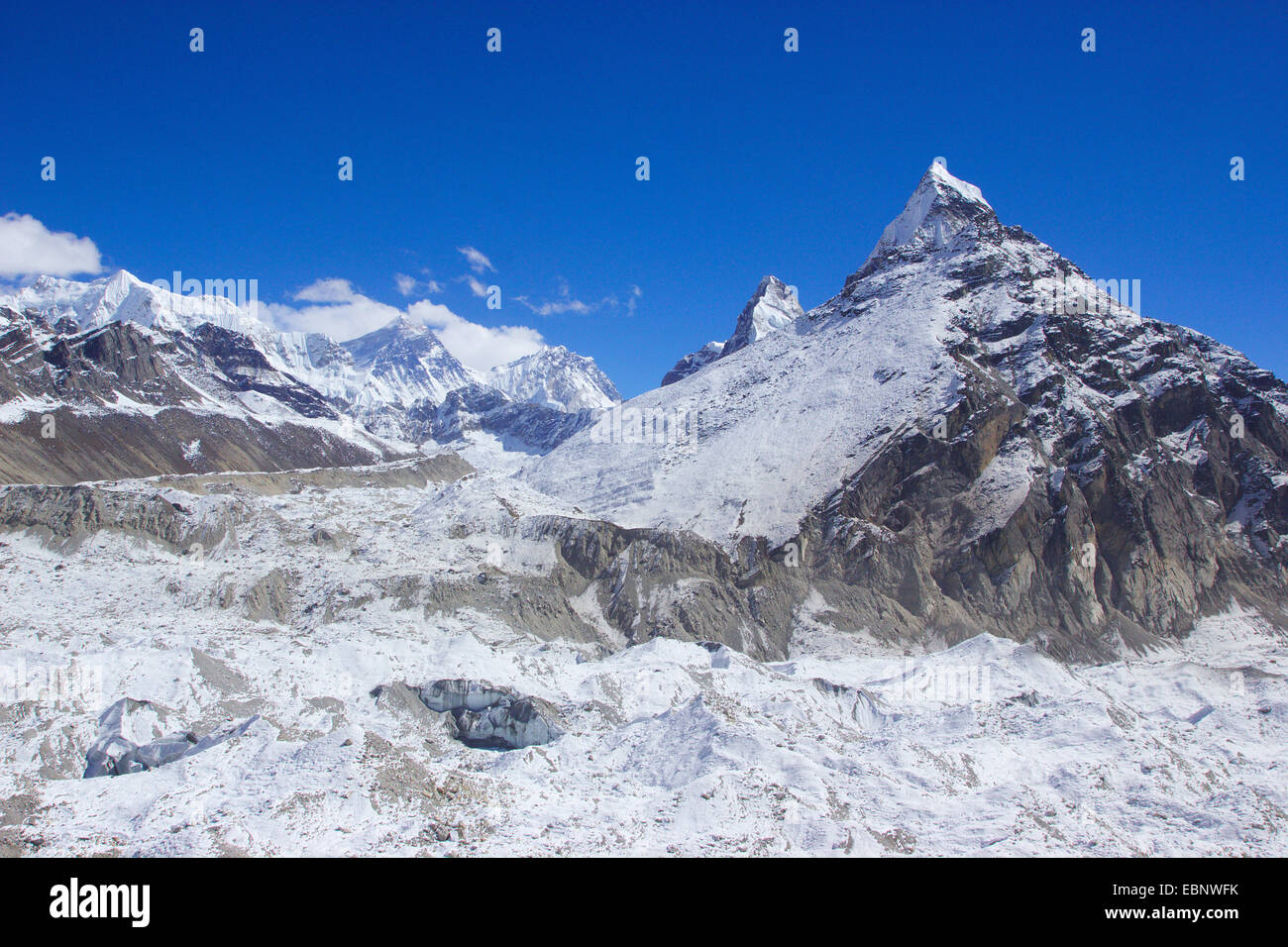 Chumbu, Mount Everest, Nuptse, Kangchung (Ost und west), vor Ngozumba Gletscher, Blick vom 5. See in der Nähe von Gokyo, Nepal, Himalaya, Khumbu Himal Stockfoto