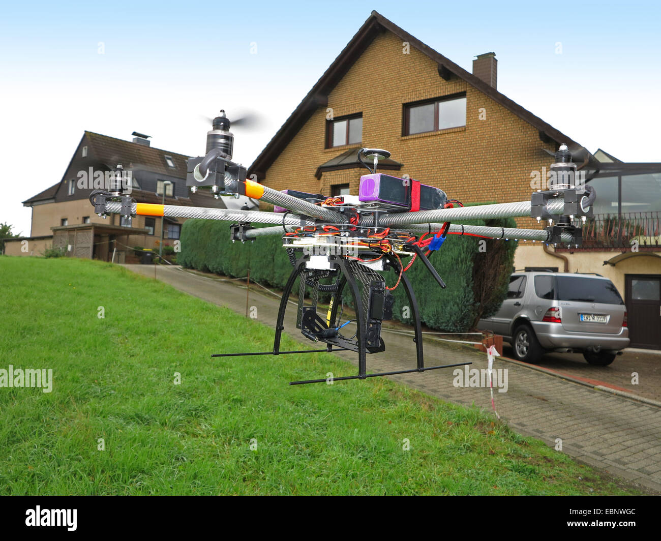 Civile Drohne fliegen am Rande eines Wohngebiets, Deutschland Stockfoto