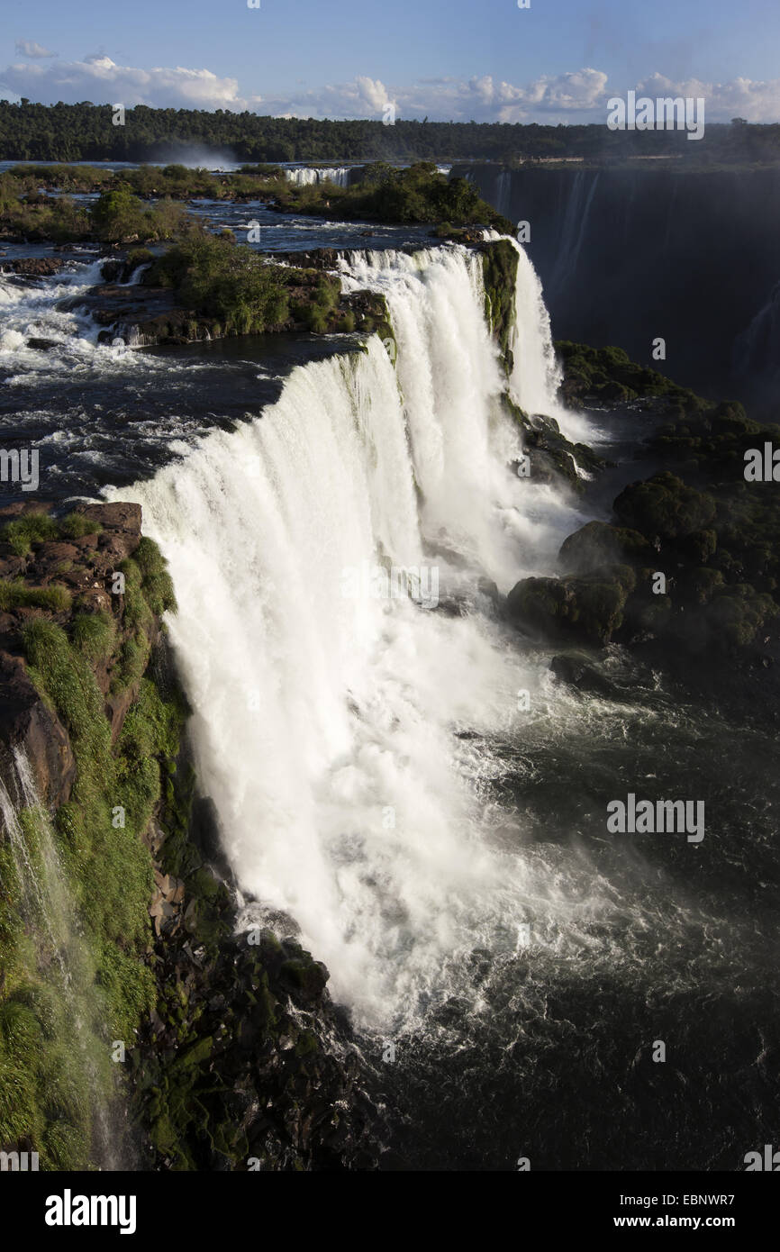 Iguazu-Wasserfälle. Spektakuläre Aussicht von einem der Gehwege. Stockfoto