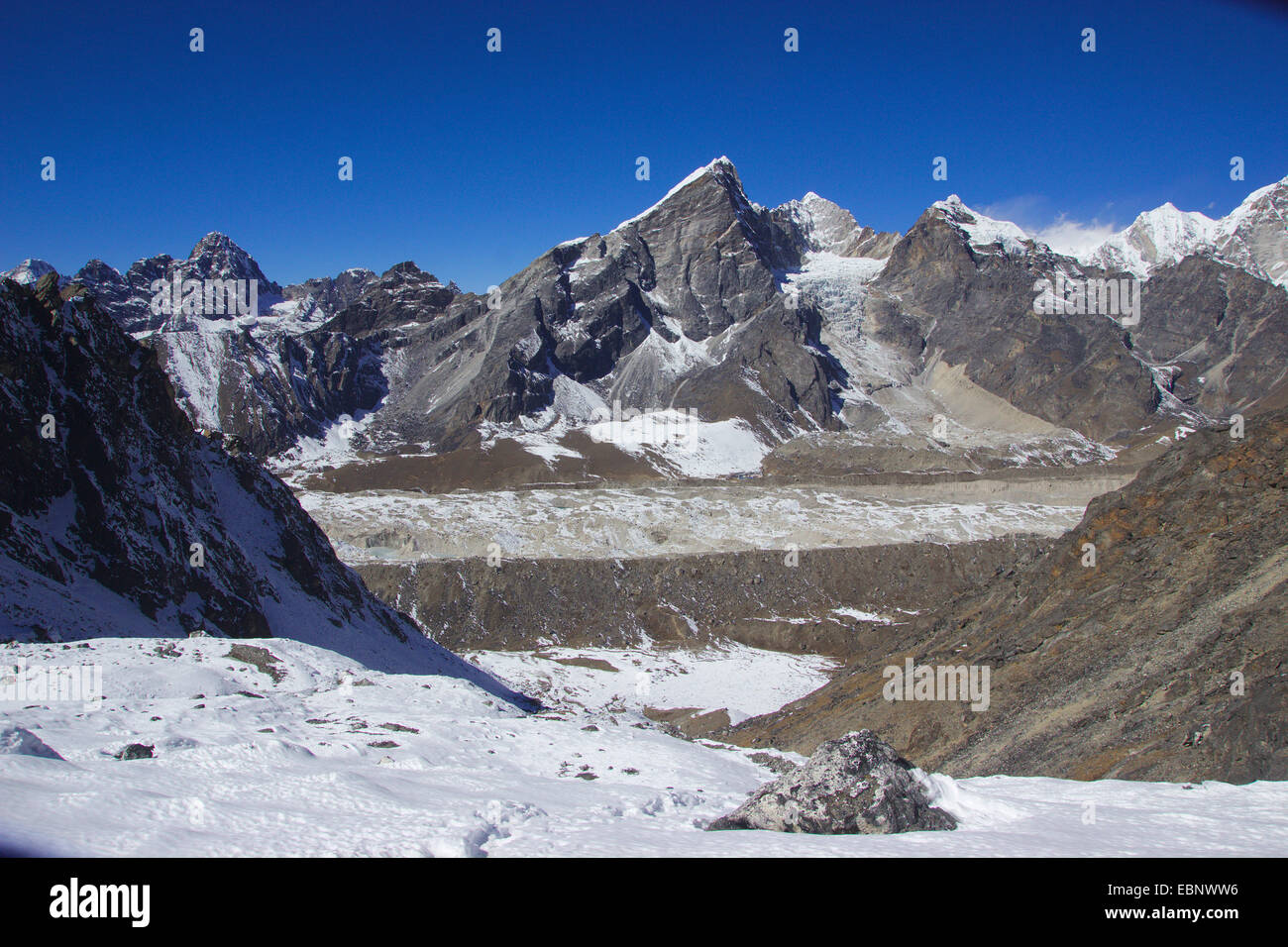 Blick vom Aufstieg zur Kongma La nach Lobuche und Khumbu-Gletscher, Nepal, Himalaya, Khumbu Himal Stockfoto