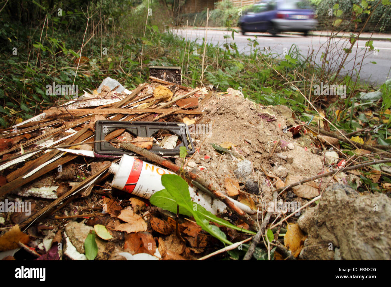 illegale Entsorgung Straßenrändern, Deutschland Stockfoto