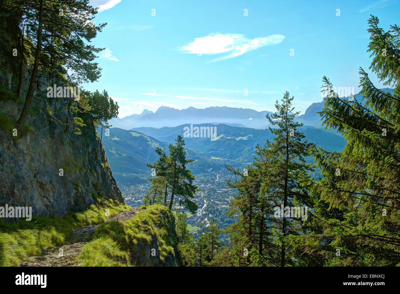Blick auf Garmisch-Partenkirchen und Karwendel Berge im Hintergrund, Deutschland, Bayern, Oberbayern, Oberbayern, Garmisch-Partenkirchen Stockfoto