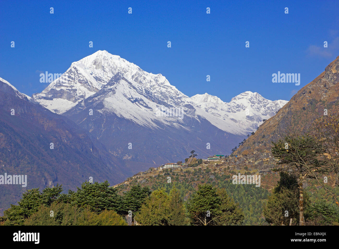 Tengi Ragi Tau von Namche Bazar (National Park Visitor Center), Nepal, Khumbu Himal gesehen Stockfoto