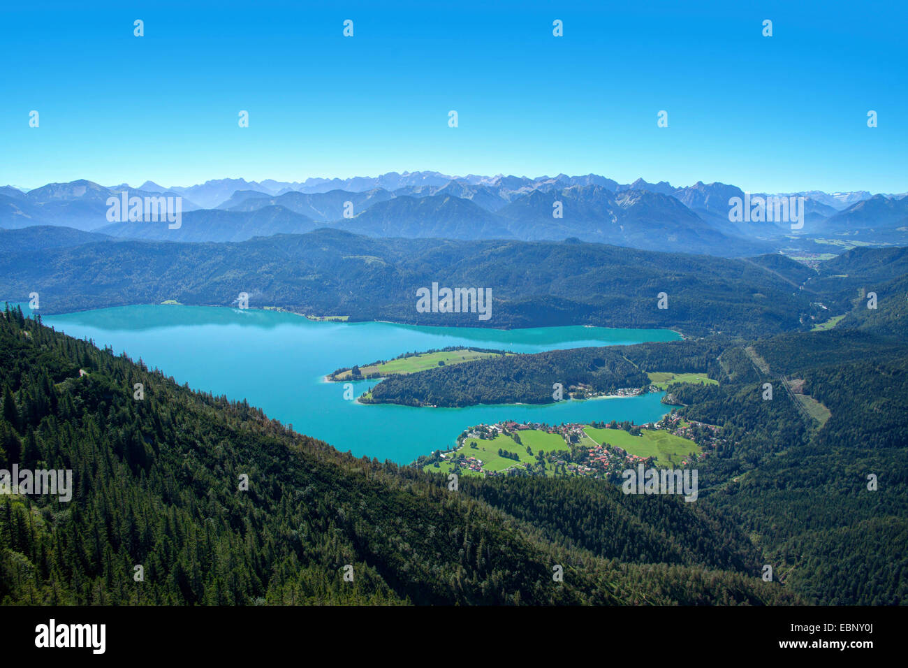 Blick vom Jochberg auf den Walchensee und Karwendel-Gebirge, Deutschland, Bayern, Oberbayern, Oberbayern, Walchenseegebiet Stockfoto