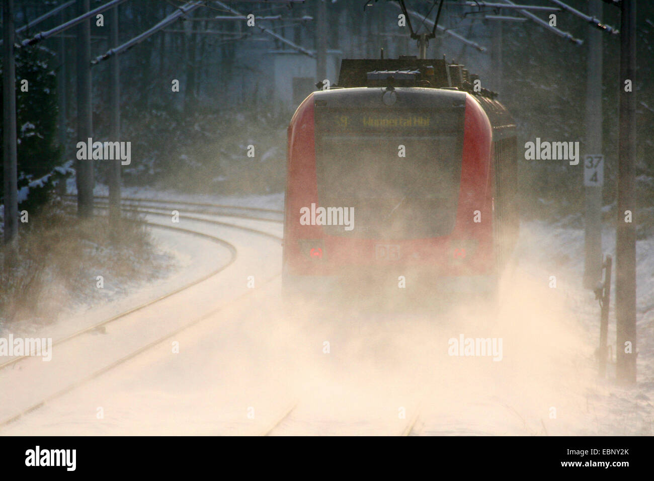 S-Bahn ET 422 im Schnee, Deutschland, Nordrhein-Westfalen Stockfoto
