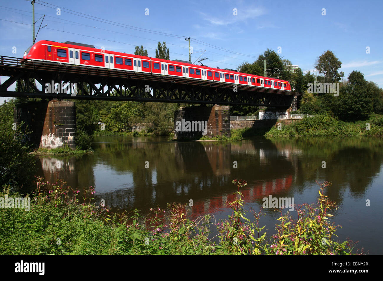 S-Bahn ET 422 auf historischen Eisenbahnbrücke, Essen, Ruhrgebiet, Nordrhein-Westfalen, Deutschland Stockfoto