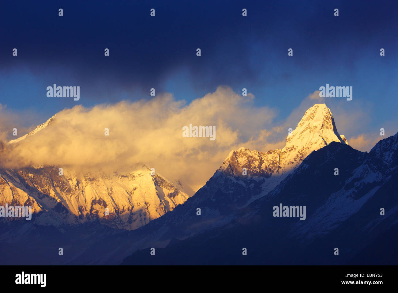 Lhotse (in Wolken), Ama Dablam bei Sonnenuntergang in der Nähe von Kongde Hotel, Nepal, Khumbu Himal Stockfoto