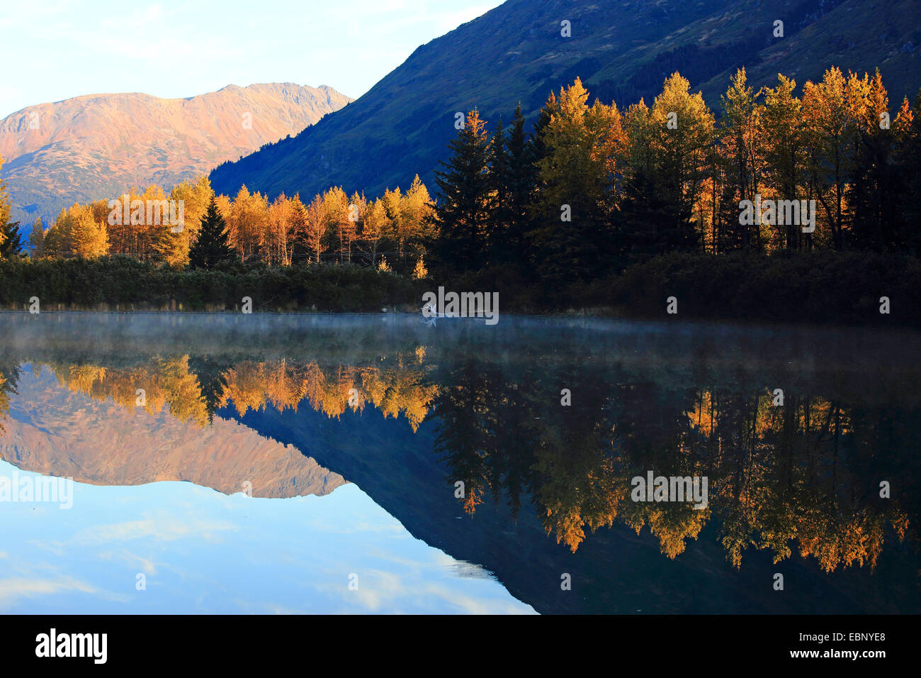 herbstliche Landschaft mit See an der Chugach National Forest, USA, Alaska Stockfoto