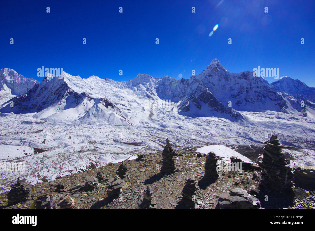 Blick vom Pre-Gipfel des Chhukhung Ri zum Gletscher Chhukhung und Ama Dablam, Nepal, Himalaya, Khumbu Himal Stockfoto