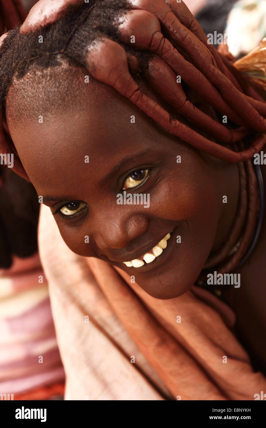 Porträt eines unverheirateten Mädchen des Stammes Himba, Namibia Stockfoto