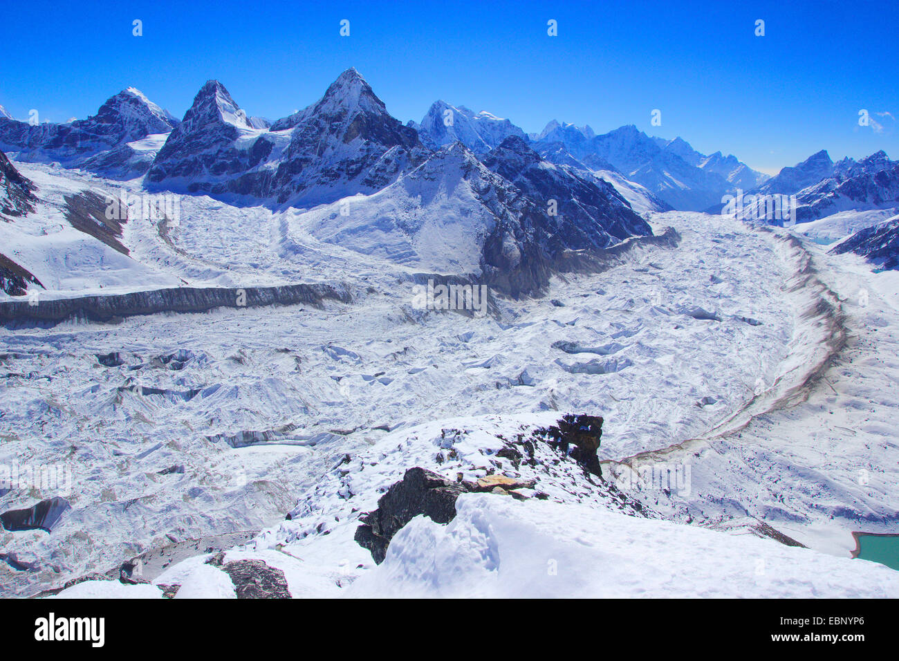 Ngozumba Gletscher mit Nirekha, Kangchung (Ost, West), Blick vom Ngozumba Tse, Nepal, Himalaya, Khumbu Himal Stockfoto