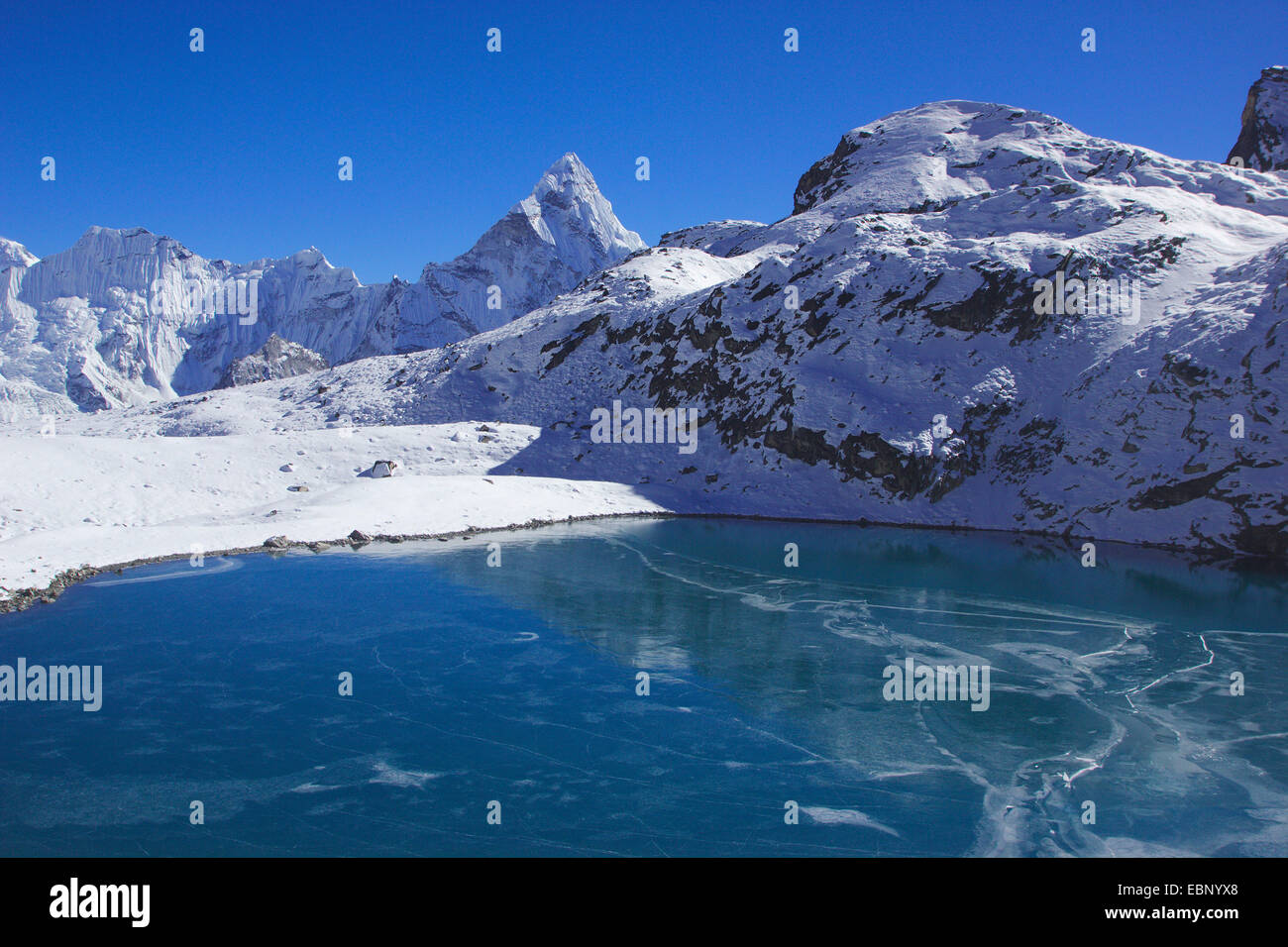 Blick vom Bergsee auf Kongma La auf Ama Dablam, Nepal, Himalaya, Khumbu Himal Stockfoto