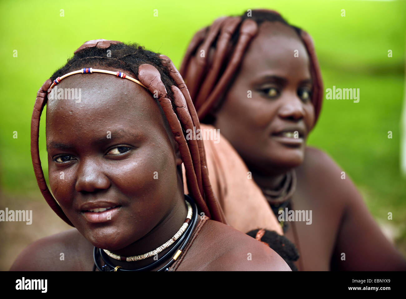Porträt von zwei unverheiratet Mädchen der Stamm der Himba in Namibia Stockfoto