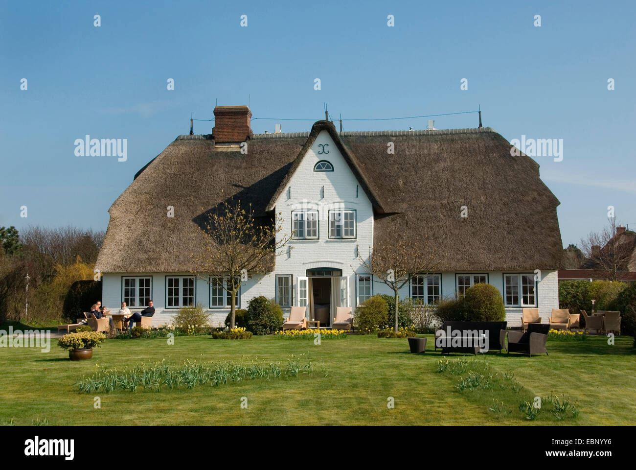 typisches Haus mit Strohdach und Garten auf Sylt, Deutschland