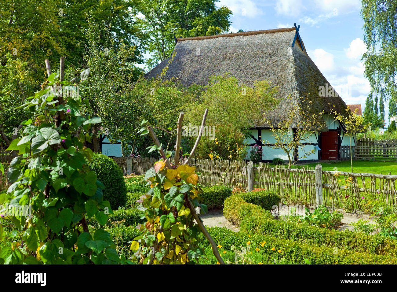 altes Bauernhaus mit ländlichen Garten im Freilichtmuseum Klockenhagen