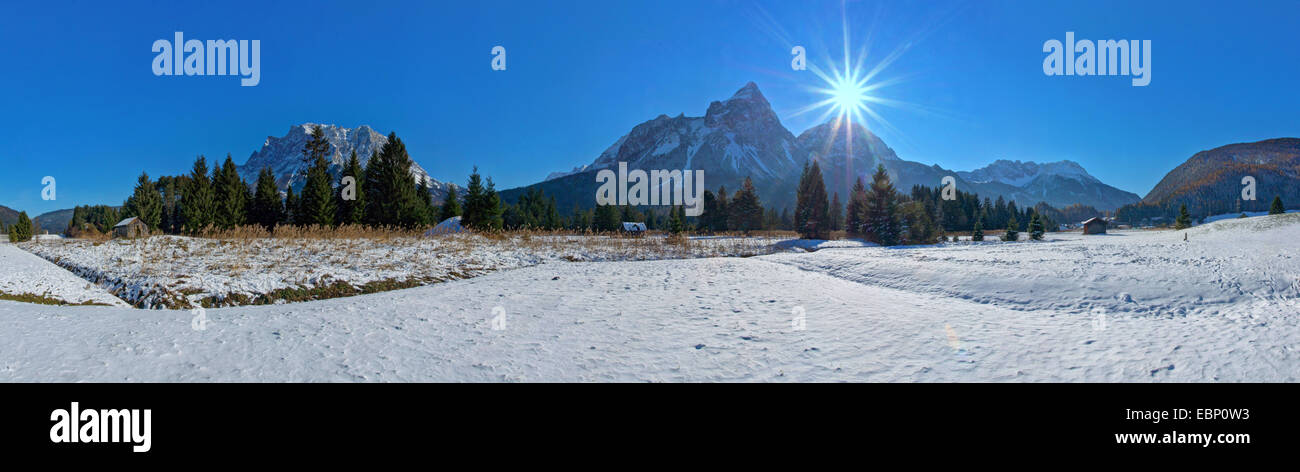 Blick vom Ehrwalder Becken auf Zugspitz und Sonnenspitz in Winter, Österreich, Tirol, Zugspitzgebiet Stockfoto