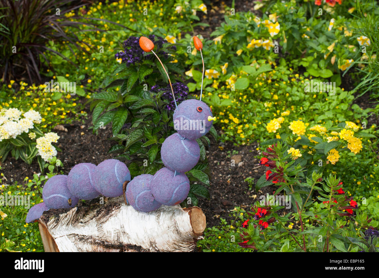 handgemachte Raupe als Gartendekoration Stockfoto