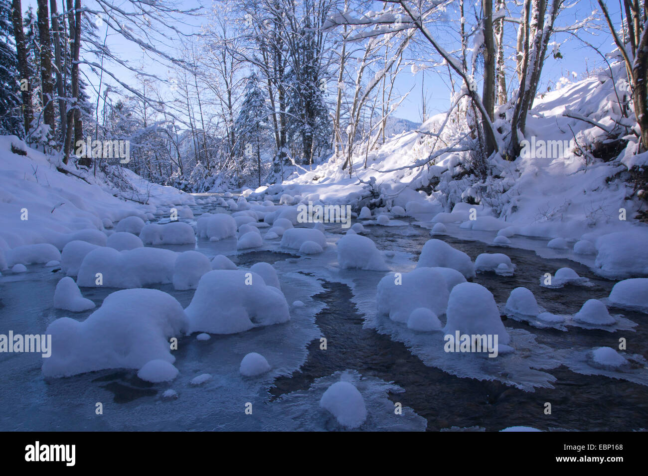 verschneite Flussbett, Oberbayern, Oberbayern, Bayern, Deutschland Stockfoto