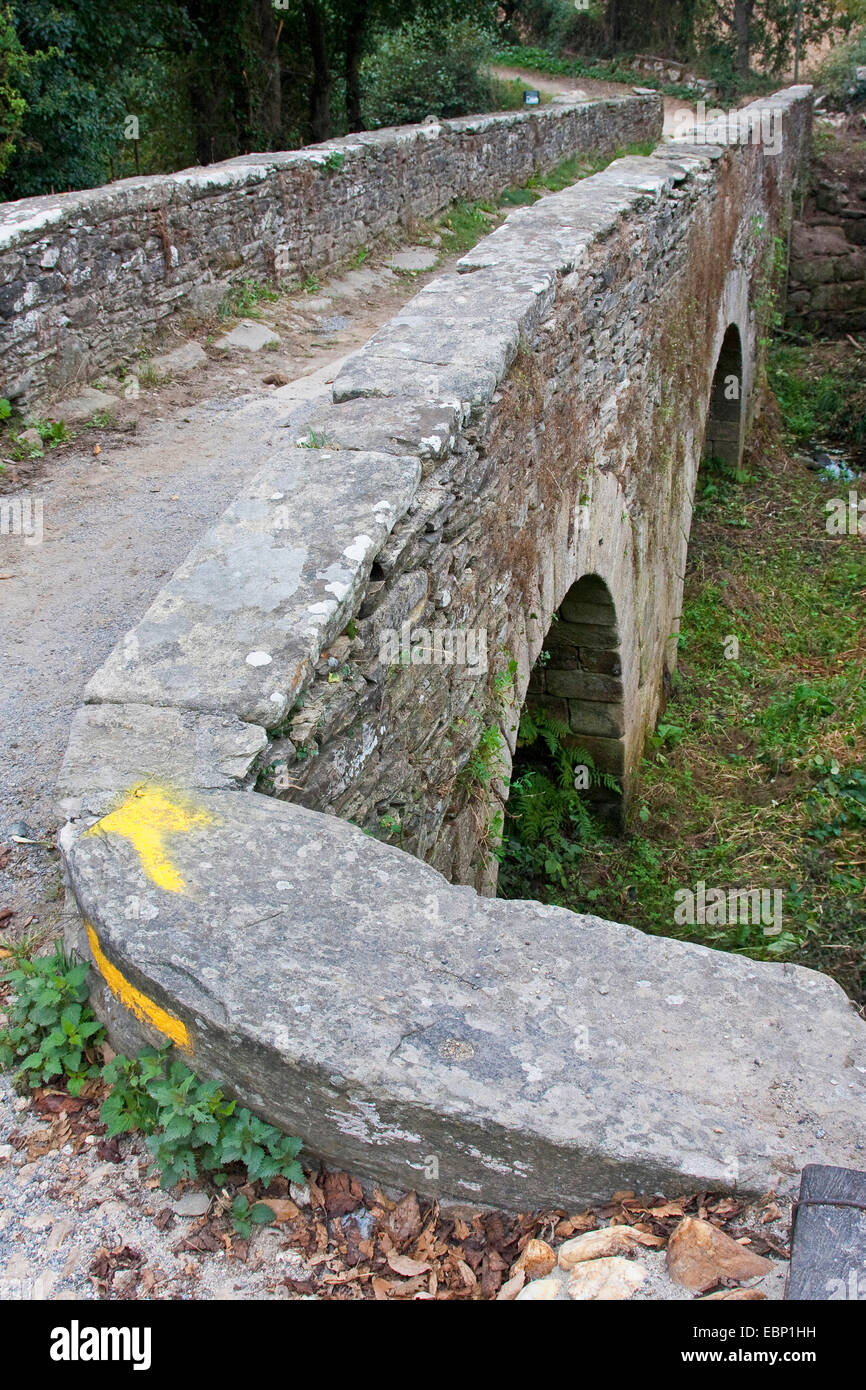 Jakobsweg, alte Brücke mit Richtungspfeil auf dem Weg von Sarria nach Lavandeira, Spanien, Galicien, Lugo Stockfoto